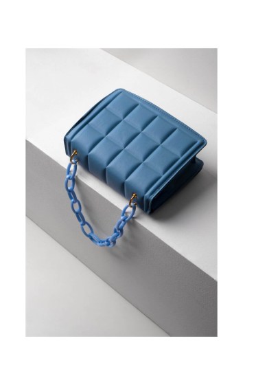 Στυλάτο γυναικείο δερμάτινο τσαντάκι, ιδανικό για κάθε εμφάνιση. Κομψό, πρακτικό και ανθεκτικό, προσφέρει άνεση και στυλ όλη μέρα!